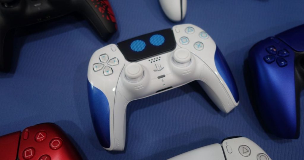 Get a close look at the Astro Bot PS5 controller