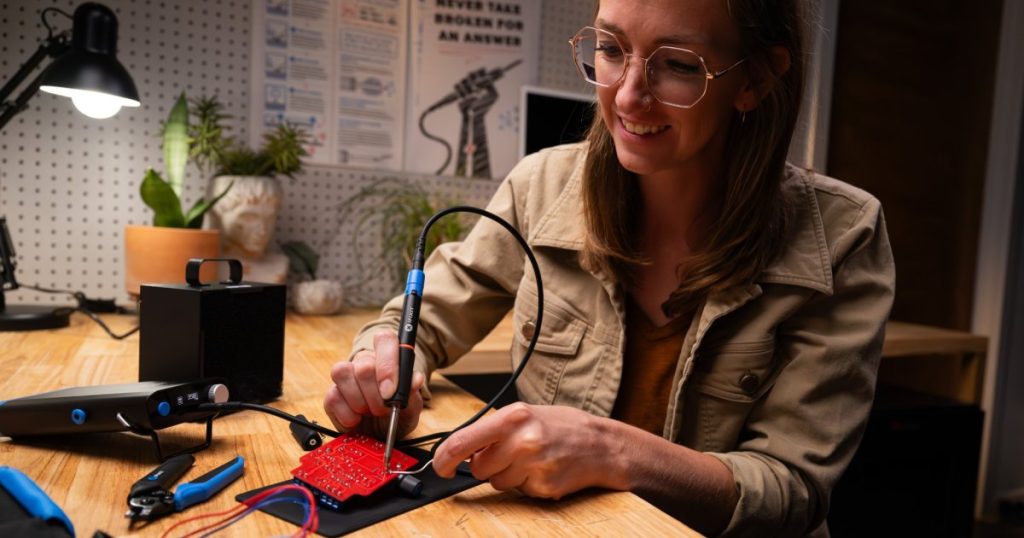 iFixIt’s stealthy soldering iron heats up in 5 seconds